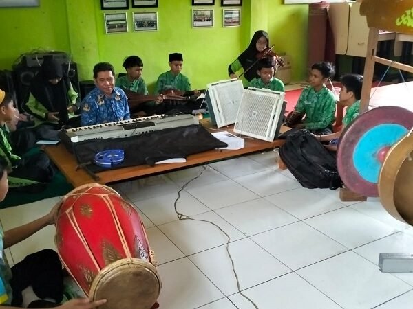 Bina Bakat Siswa, MTsN 2 HSU Kembangkan Musik Panting