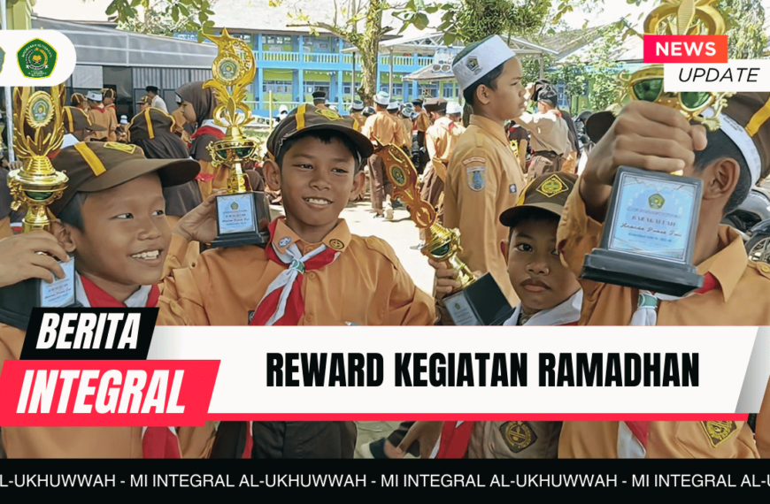 Apresiasi Ramadan: Siswa MI Integral Al-Ukhuwwah Terima Piala atas Ketekunan Beribadah