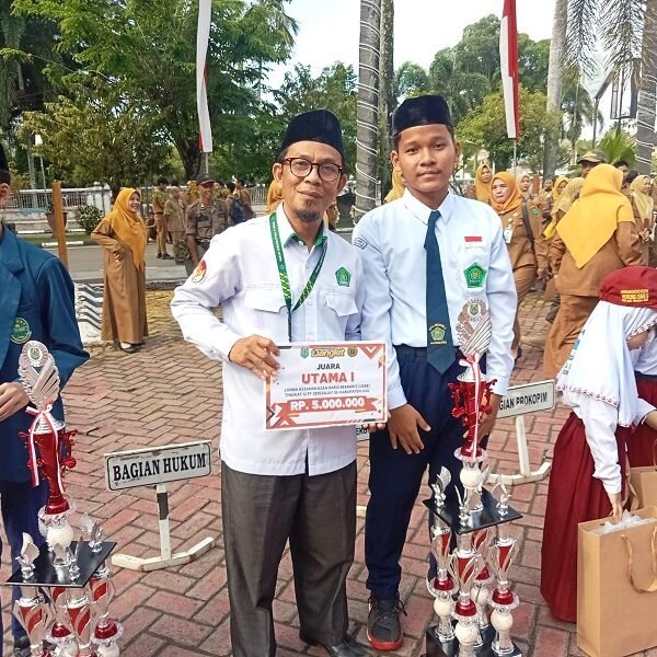 MTsN 2 HSU Raih Juara Utama I dan Best Kostum LKBB