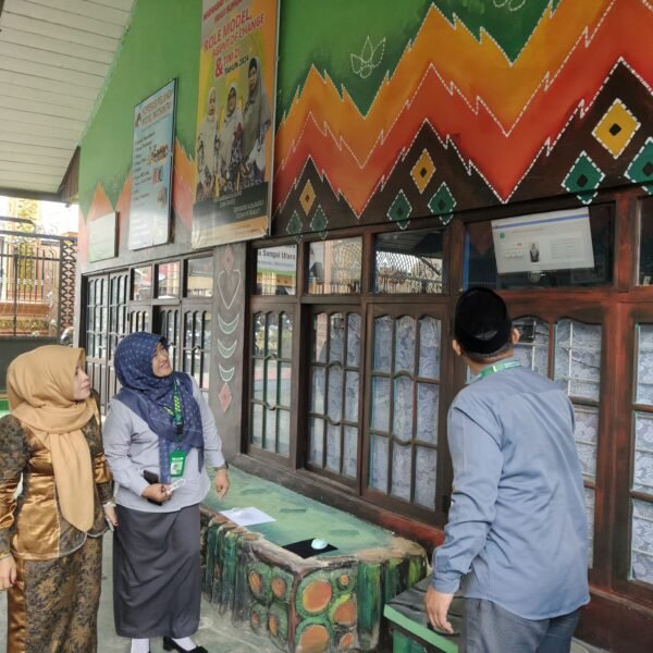 Dorong Modernisasi, Kepala Kantor Kemenag HSU Sebut Absensi Digital MTsN 2 HSU Sebagai Contoh