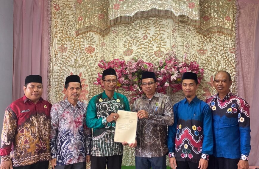 Kemenag HSU Distribusikan 6 Sertifikat Tanah Wakaf kepada Tiga KUA Kecamatan