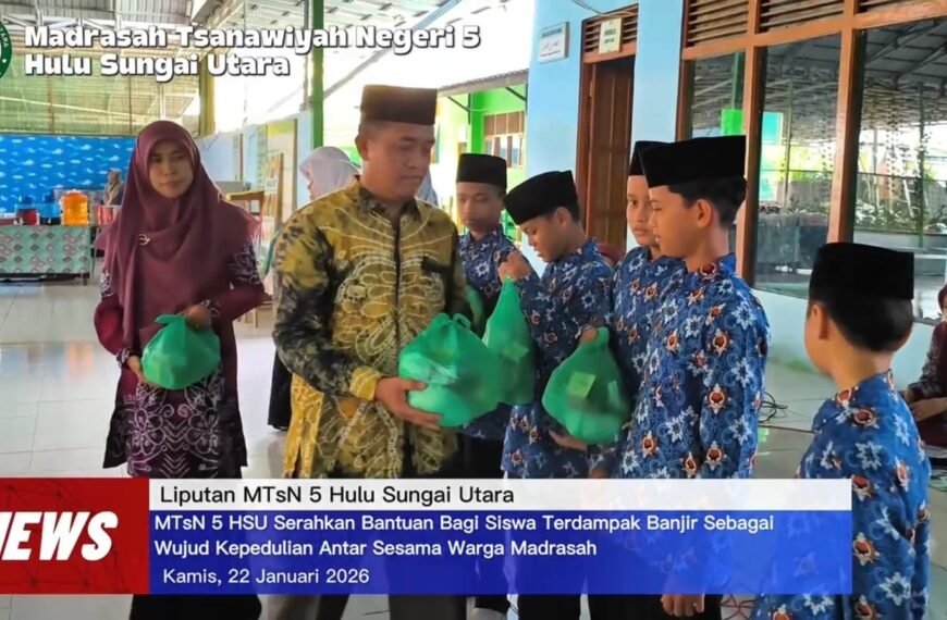 MTsN 5 HSU Serahkan Bantuan Kepada Siswa Yang Terdampak Banjir
