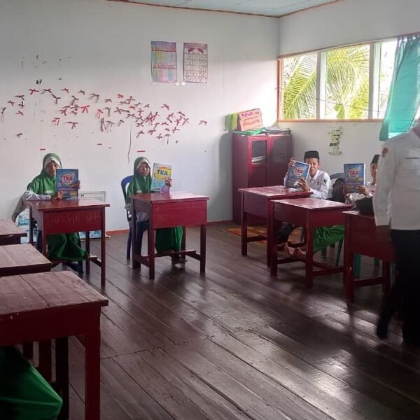 Persiapkan TKA, MIN 19 HSU Lengkapi Buku Pendukung Pembelajaran