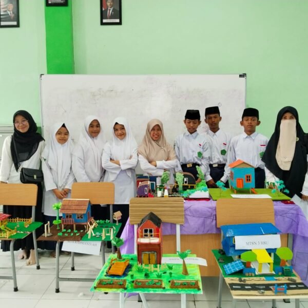 Tampilkan Hasta Karya Kreatif, Siswa MTsN 3 HSU Meriahkan HUT ke-XI SMKN Babirik